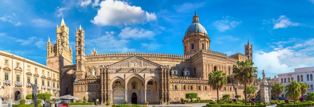 Kathedrale von Palermo unter blauem Himmel.